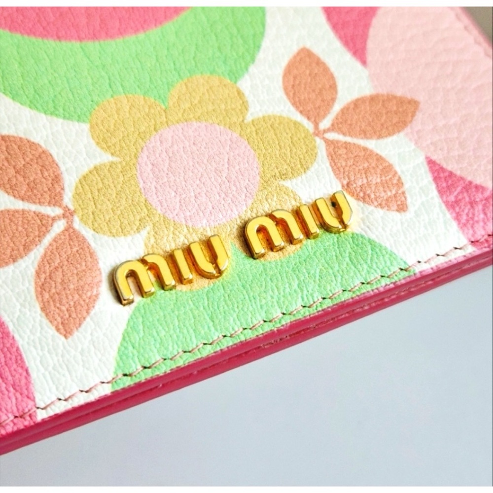 Miu Miu Rare & Limited Edition Floral Compact Leather Wallet - Picture 3 of 10